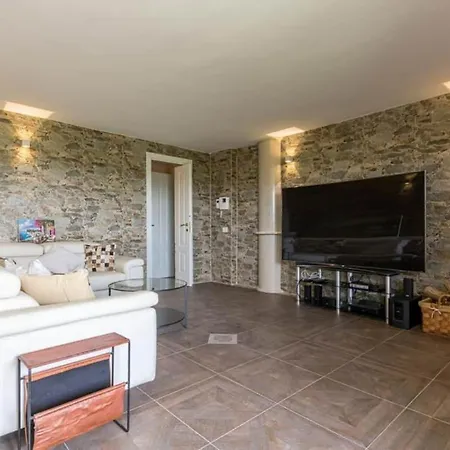 Appartamento Lakeview Kirivangio